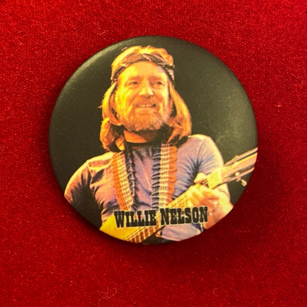 ✨ SOLD ✨ Vintage Willie Nelson pin